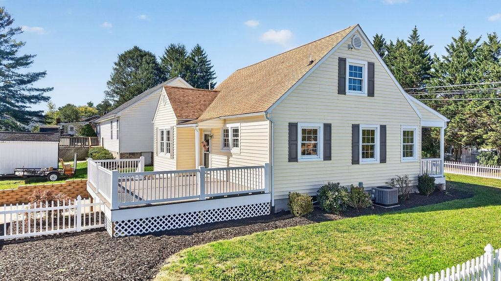 1516 LYNDHURST RD