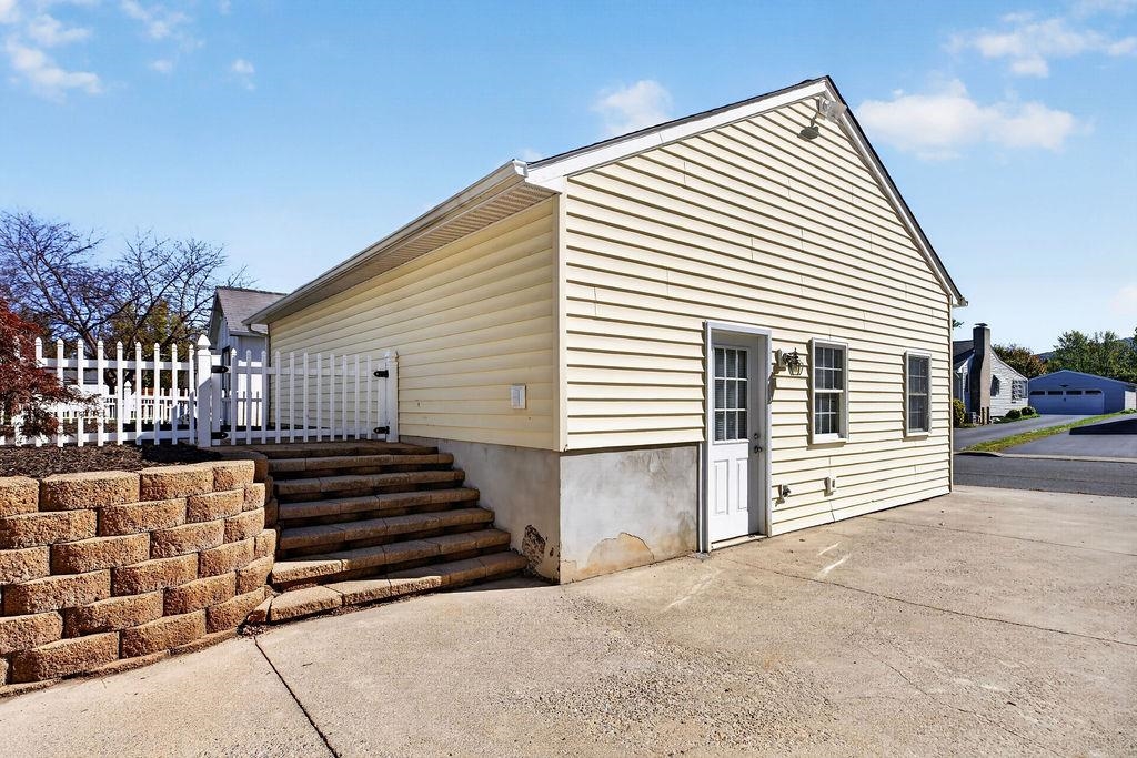 1516 LYNDHURST RD