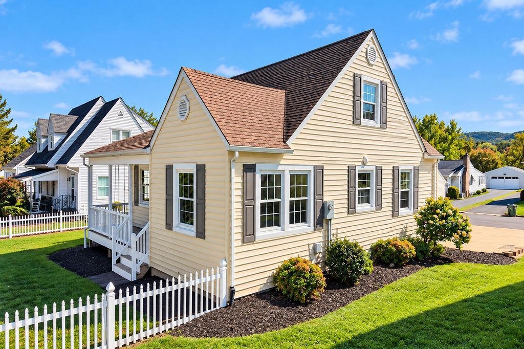 1516 LYNDHURST RD