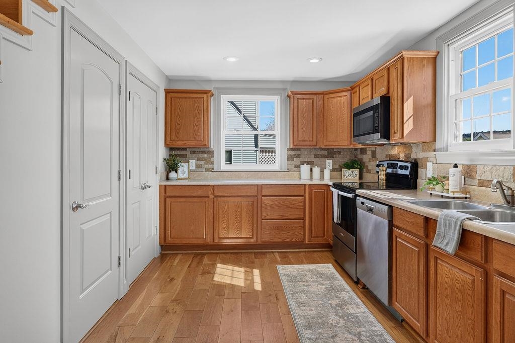 1516 LYNDHURST RD