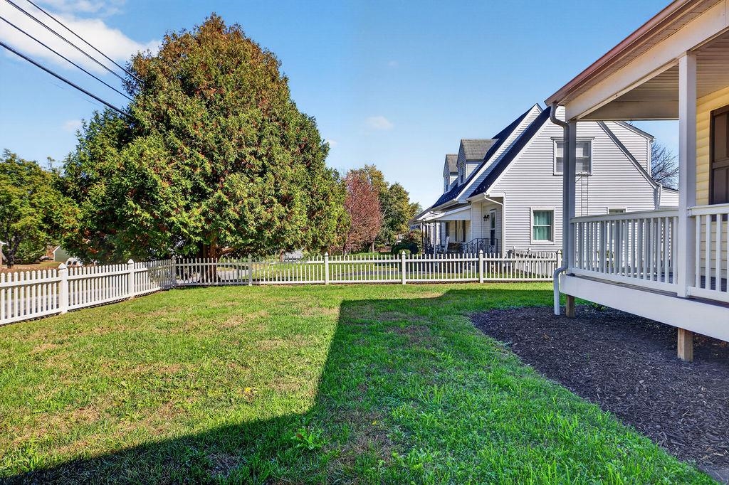 1516 LYNDHURST RD