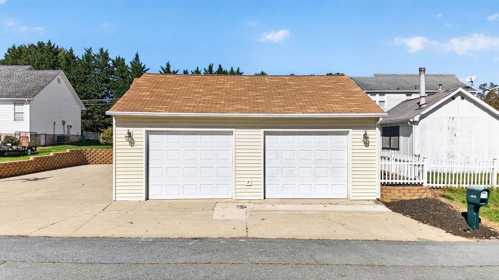 1516 LYNDHURST RD
