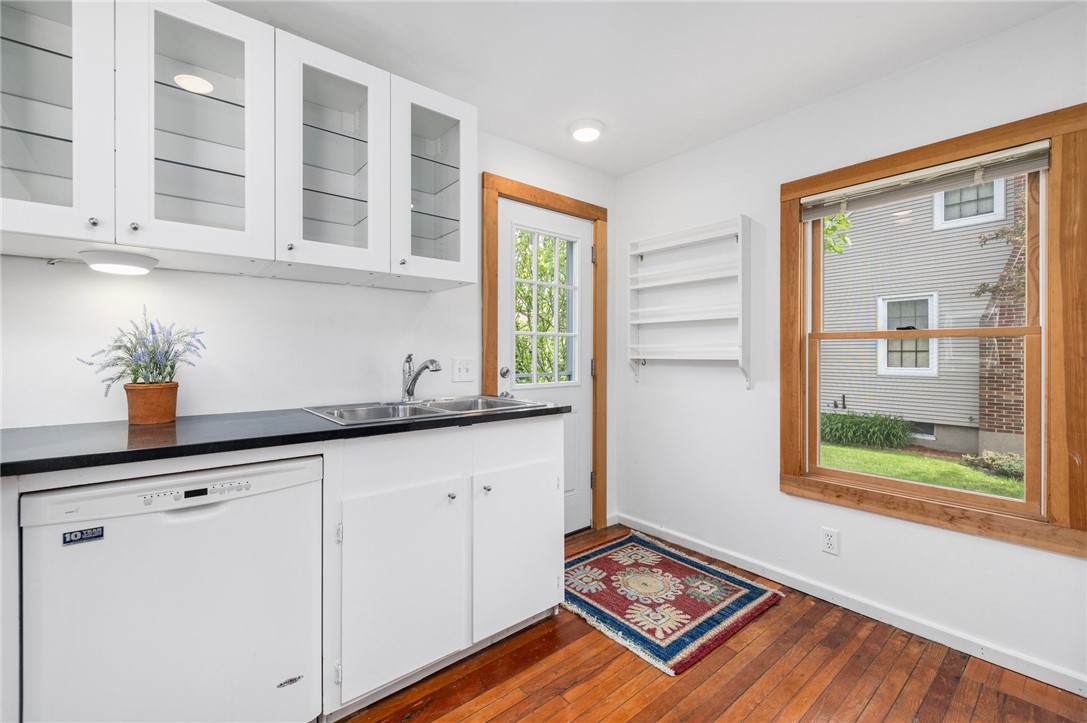 10 Curry Avenue