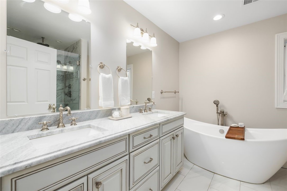 10 Jessica Lee Court