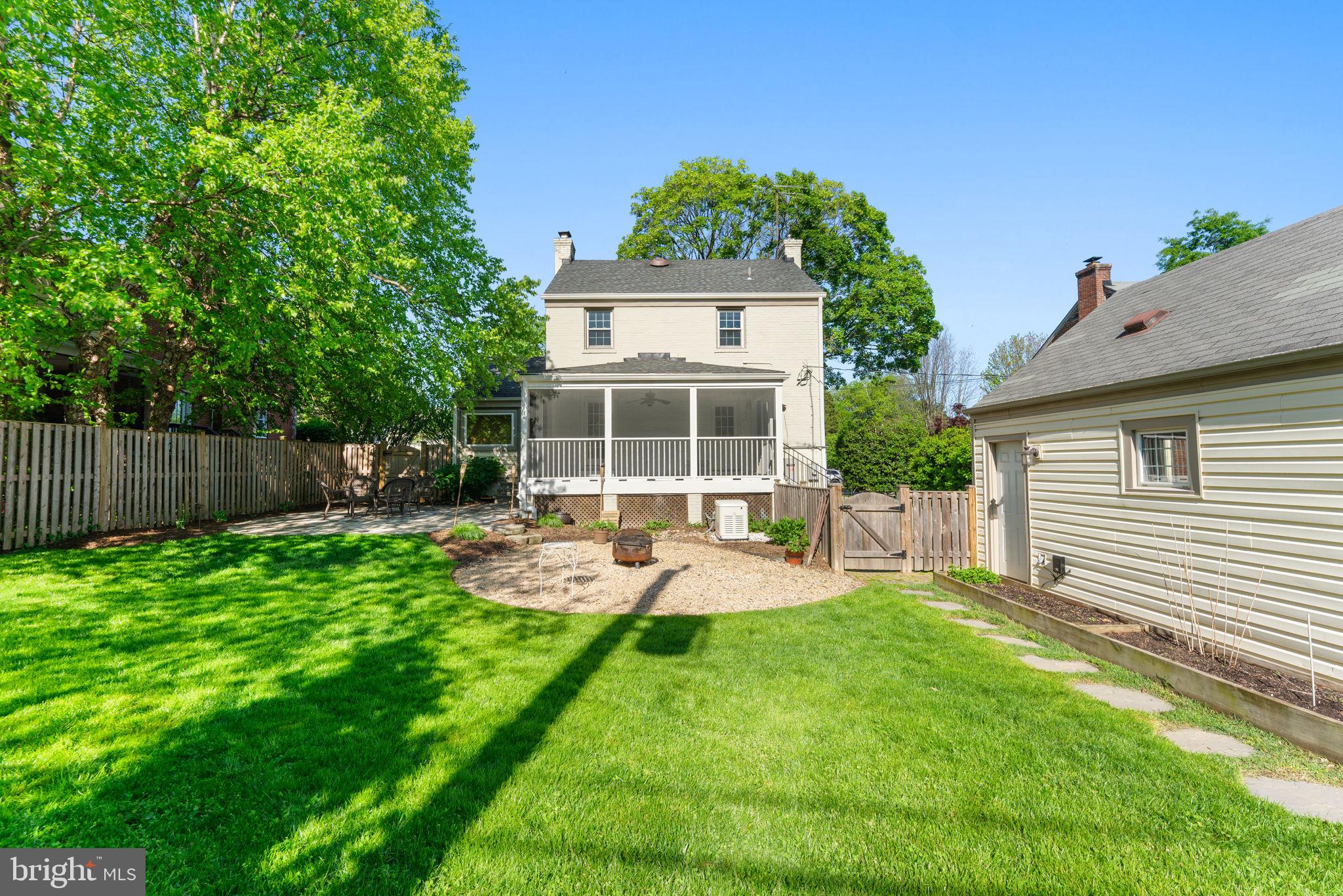 2401 N George Mason Dr