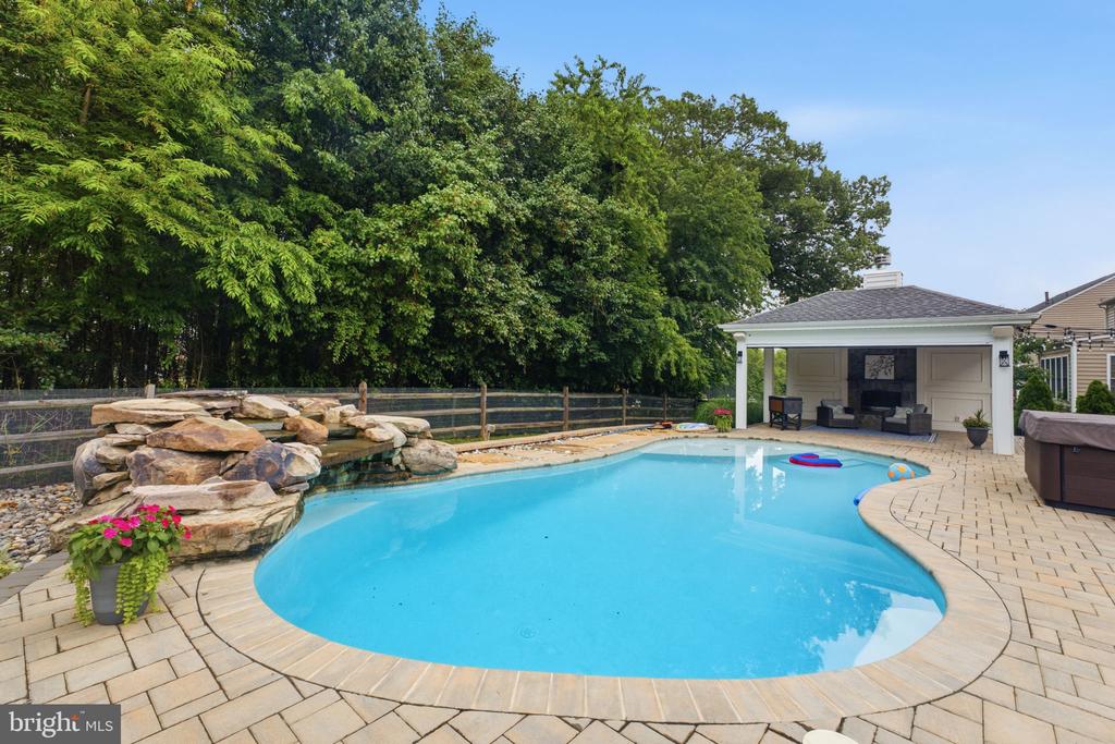 43909 CHURCHILL GLEN DRIVE
