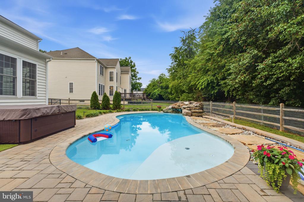 43909 CHURCHILL GLEN DRIVE