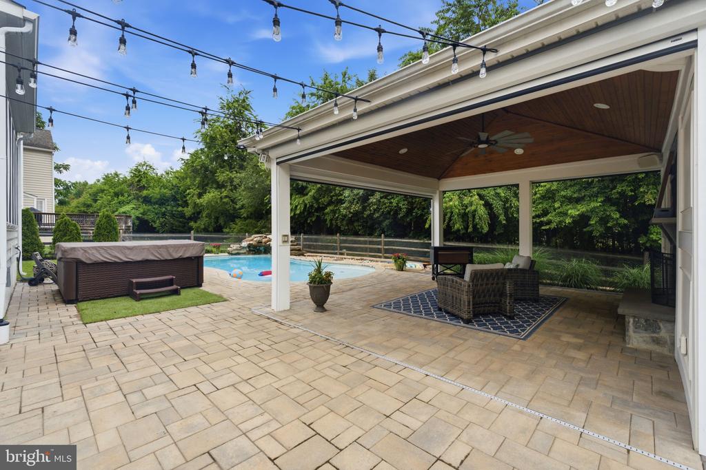 43909 CHURCHILL GLEN DRIVE