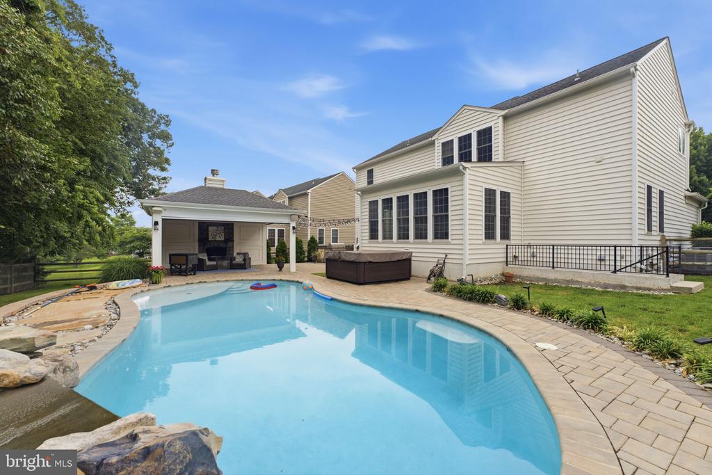 43909 CHURCHILL GLEN DRIVE