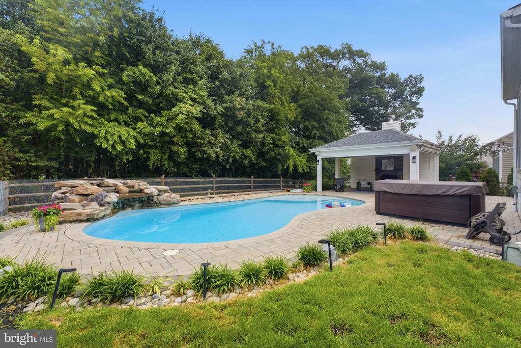 43909 CHURCHILL GLEN DRIVE