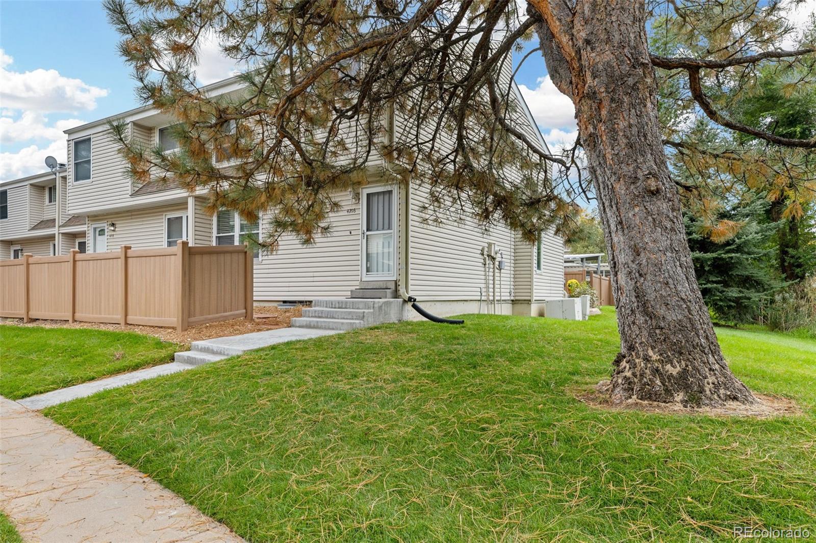 4216 E Maplewood Way