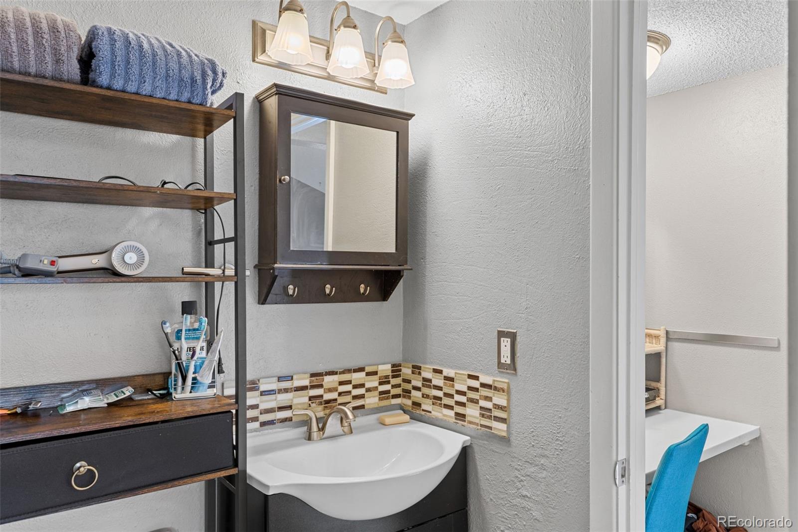 4216 E Maplewood Way