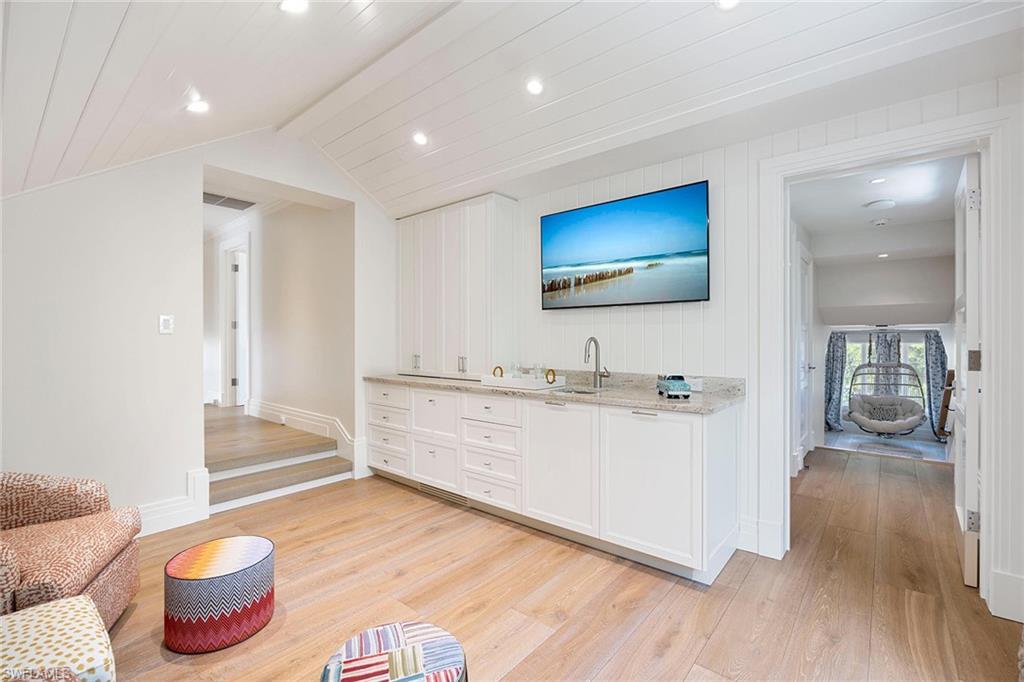 221 Aqua CT