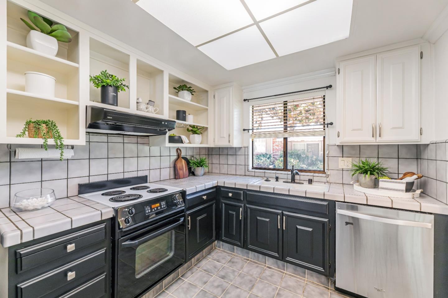 5264 Cribari Heights