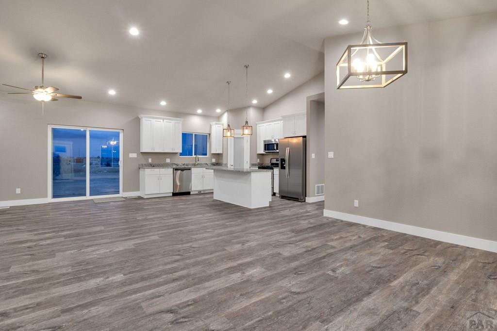 705 E Cabaret Dr