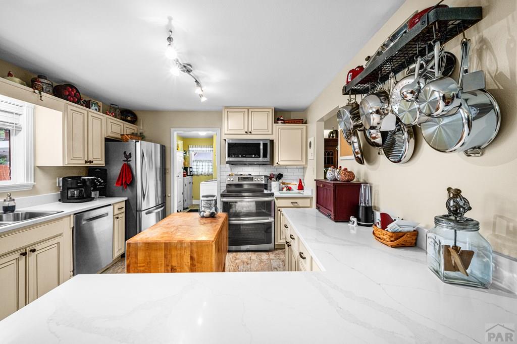 2911 Country Club Dr