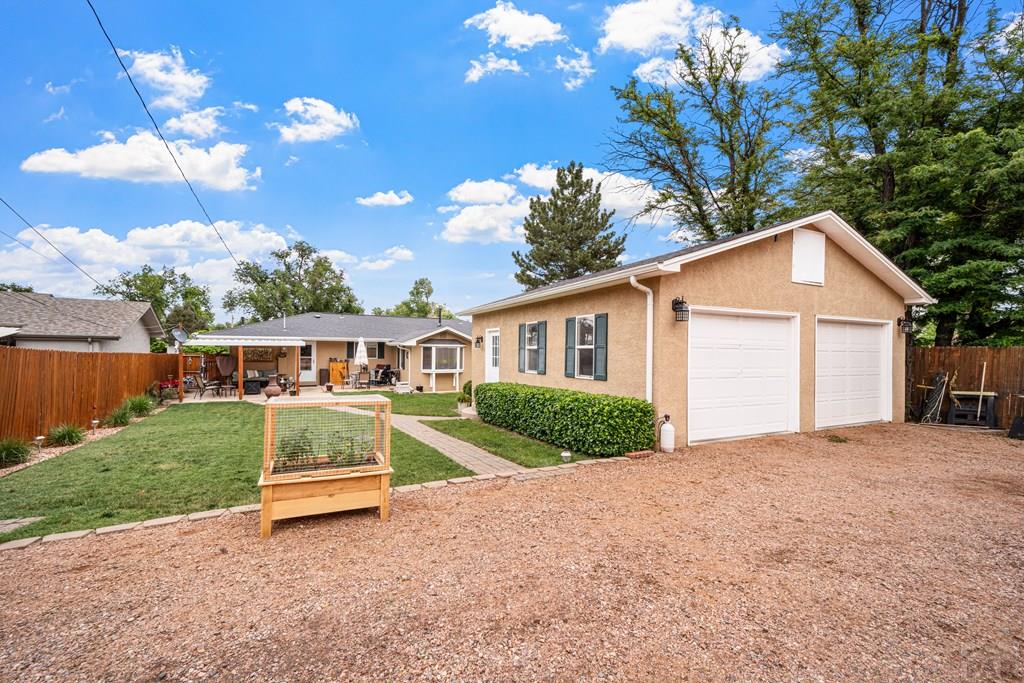 2911 Country Club Dr