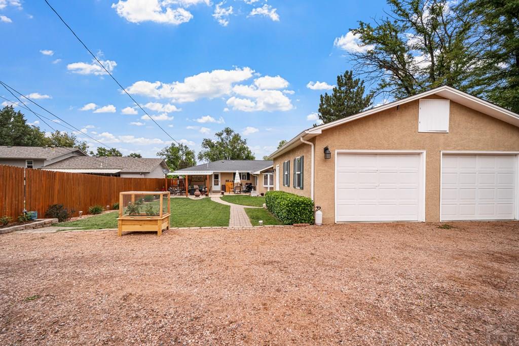 2911 Country Club Dr