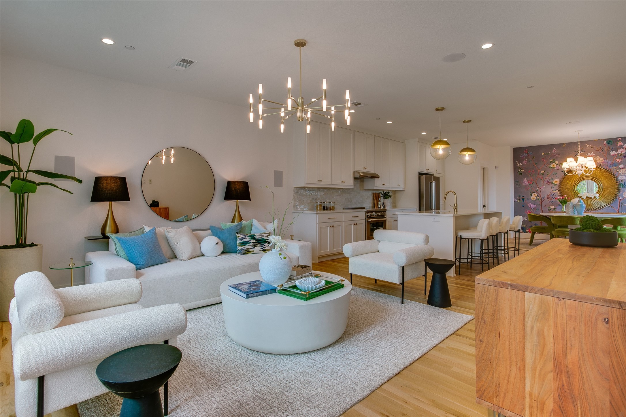 7207 Gaston Avenue 904