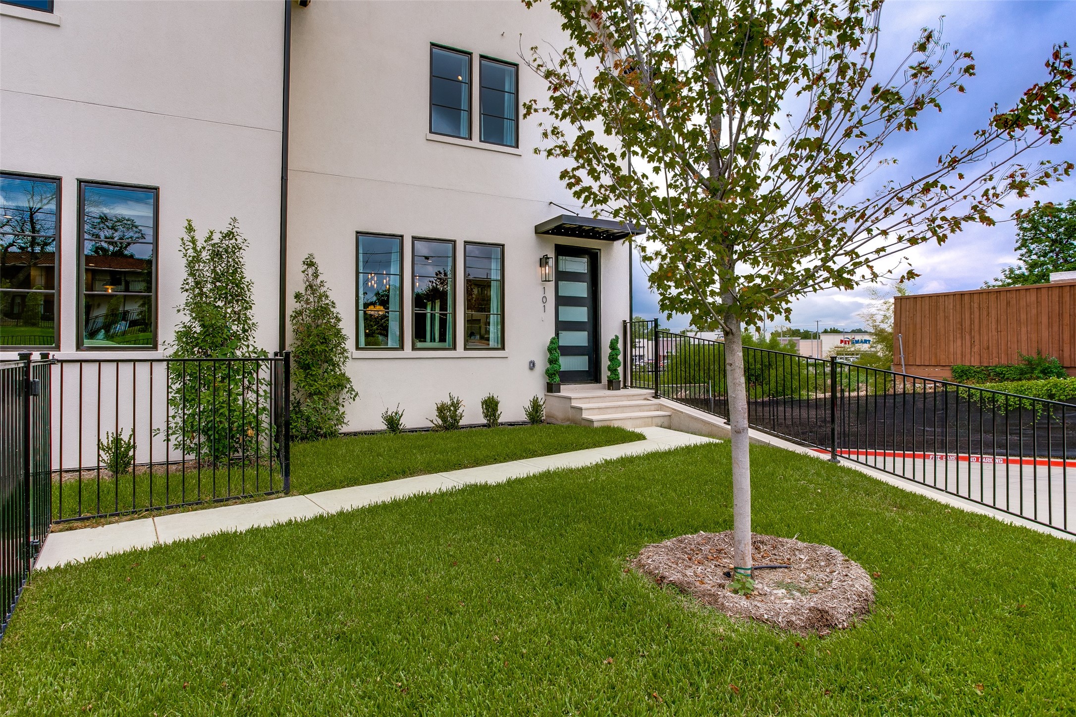 7207 Gaston Avenue 904