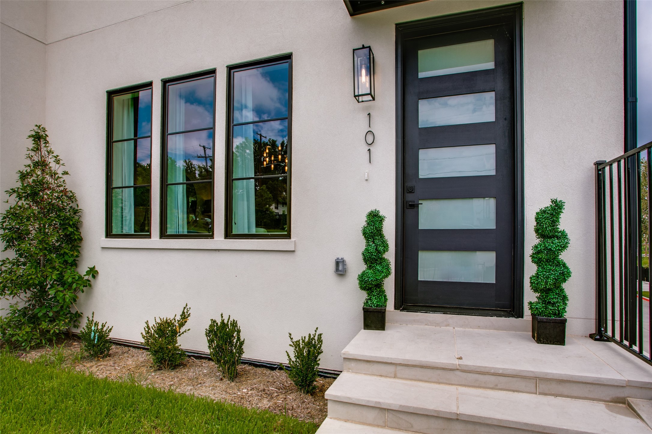 7207 Gaston Avenue 904