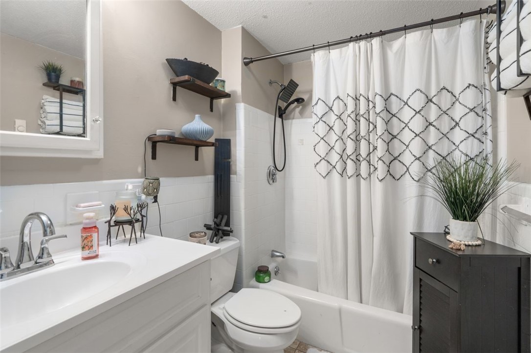 4080 Post Road 011