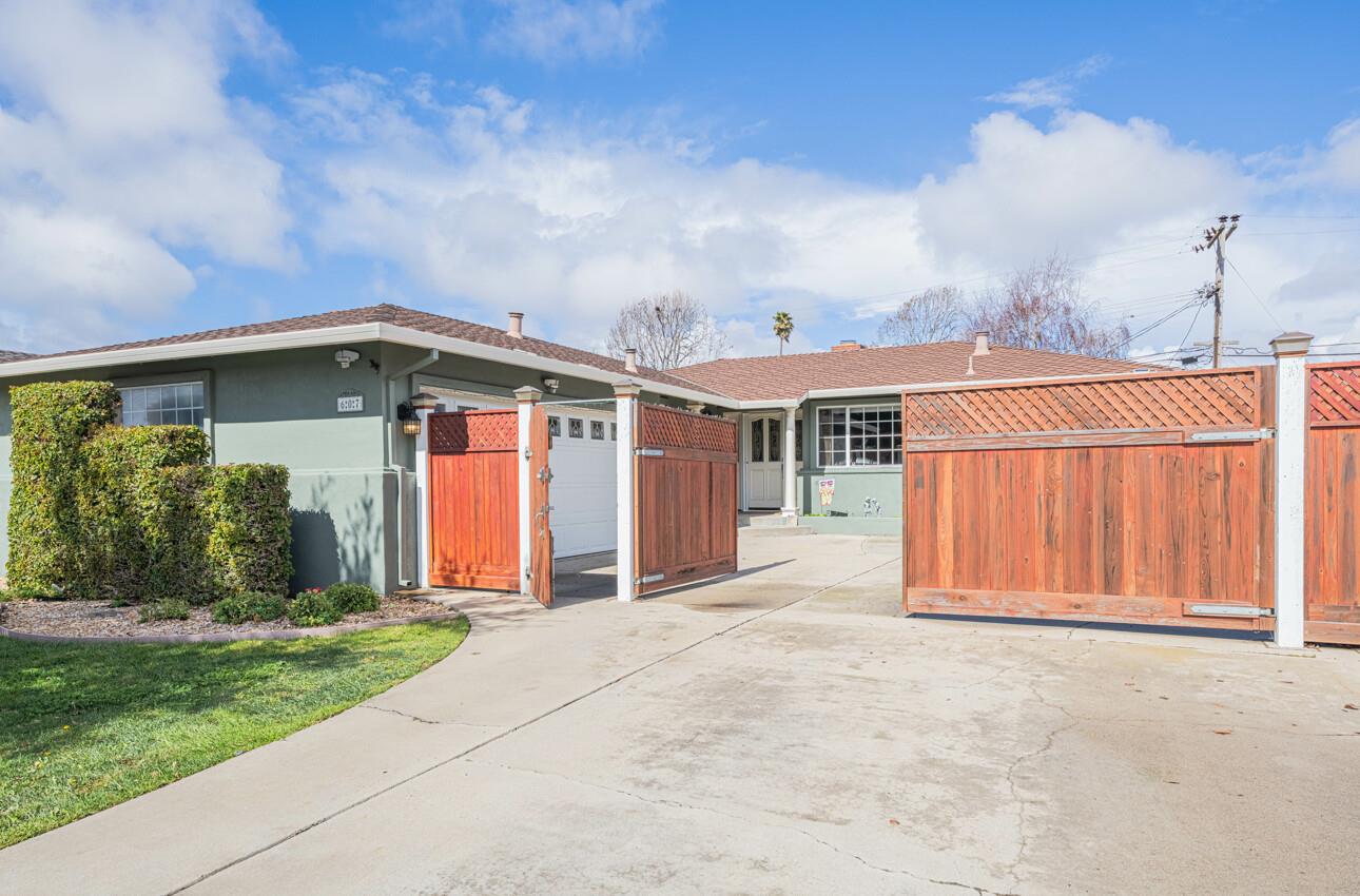 607 La Mesa DR