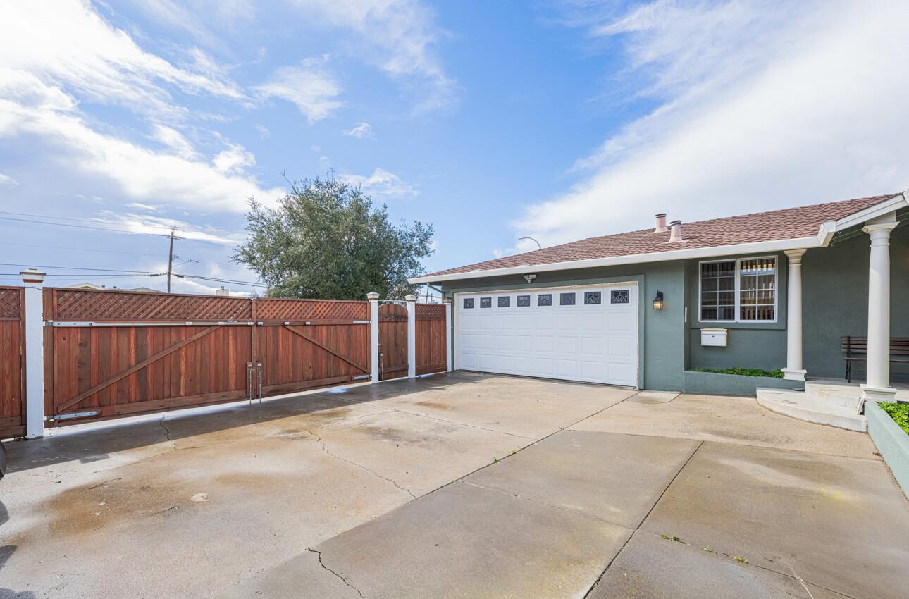 607 La Mesa DR