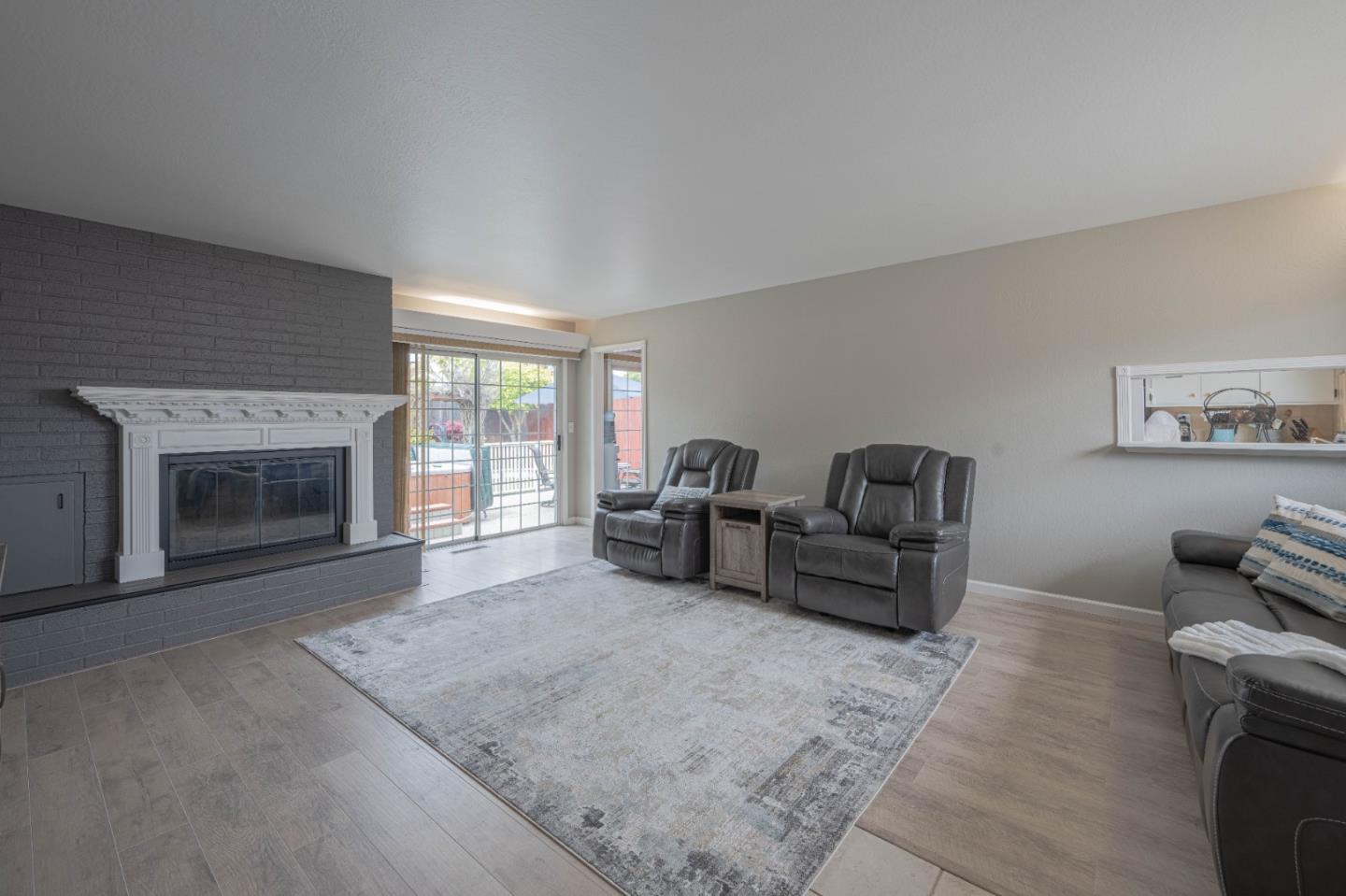 607 La Mesa DR