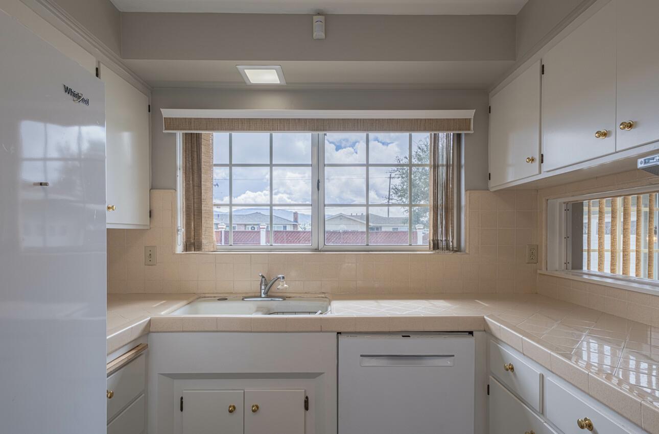 607 La Mesa DR