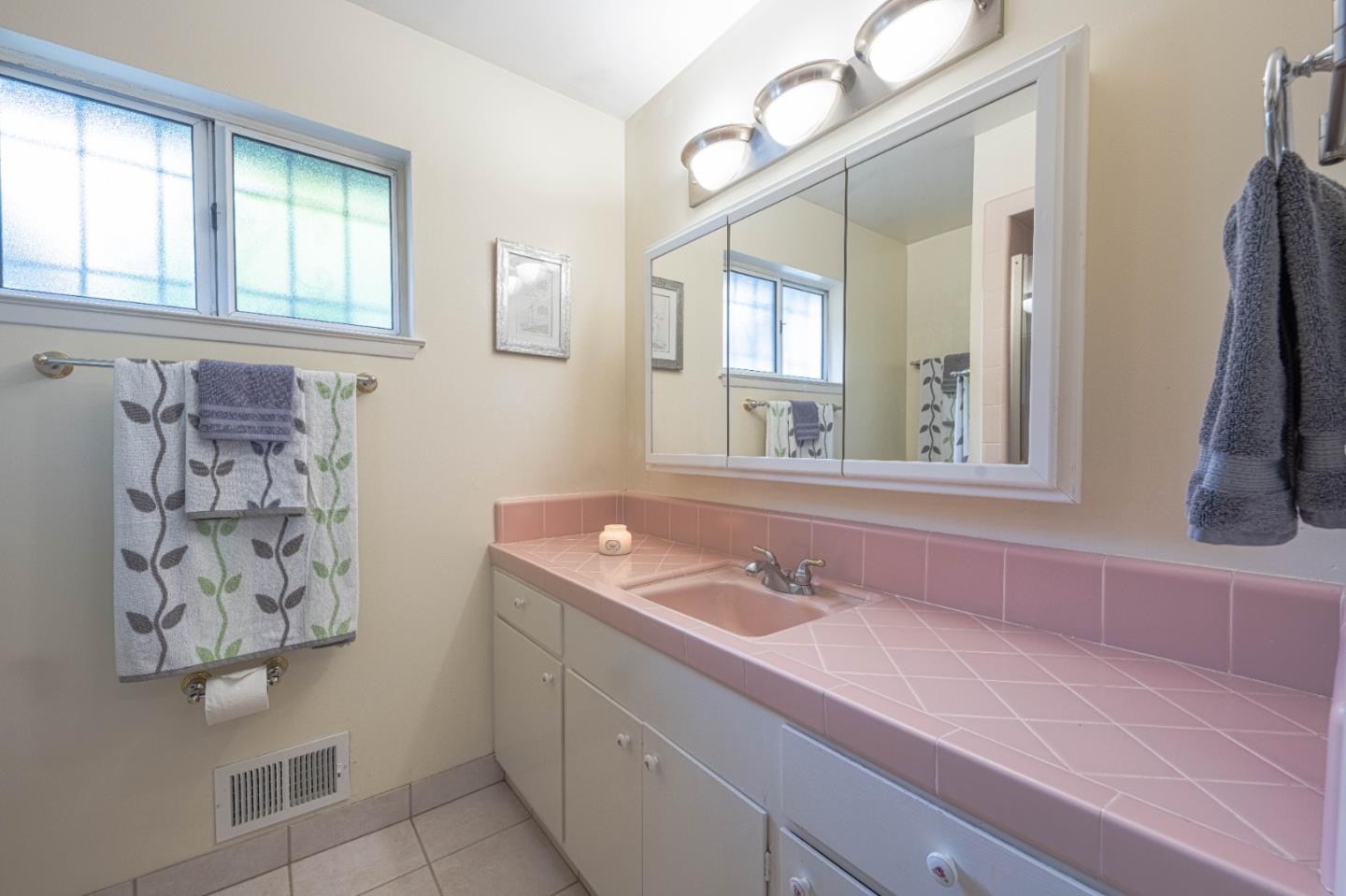 607 La Mesa DR