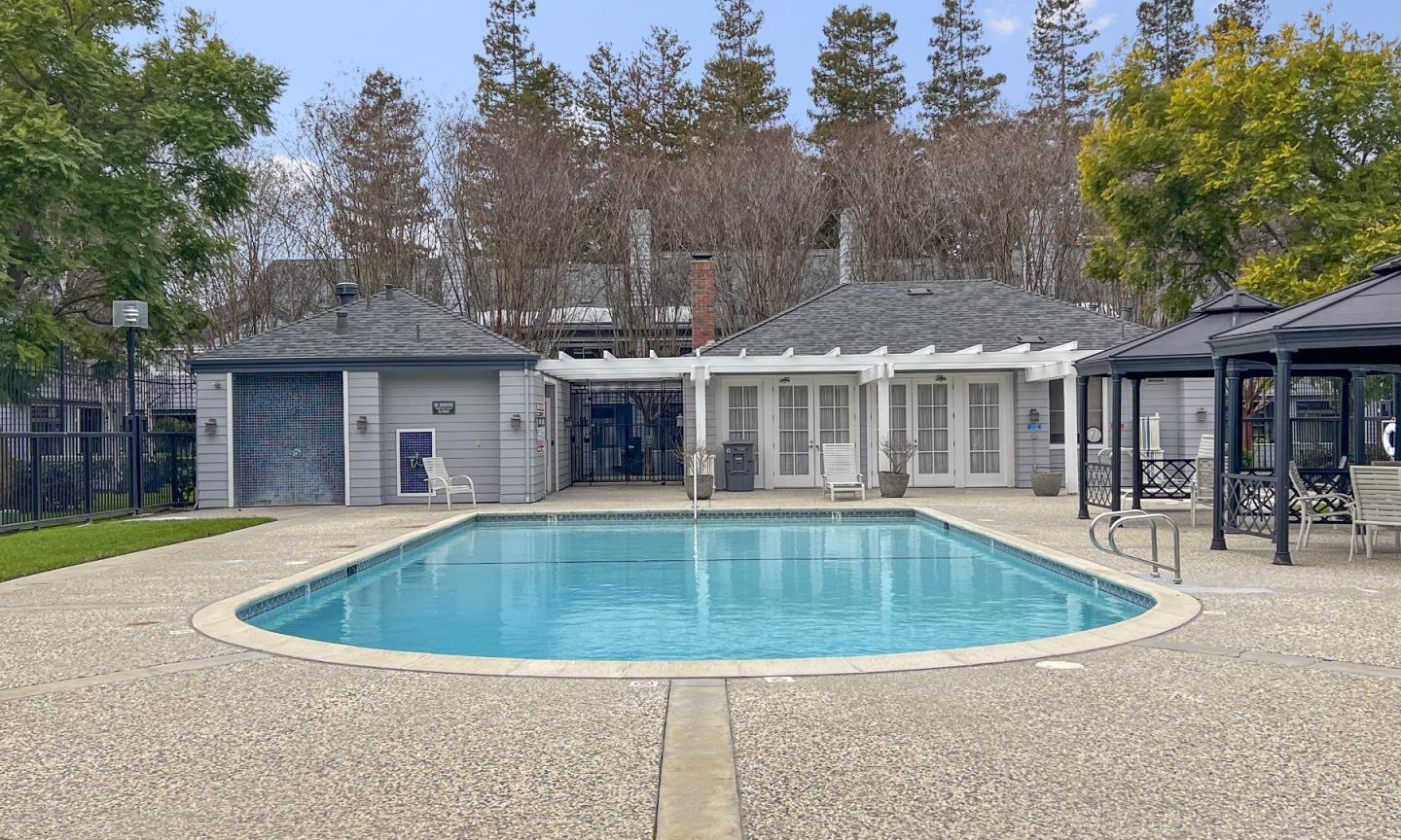 1800 Parkview Green CIR