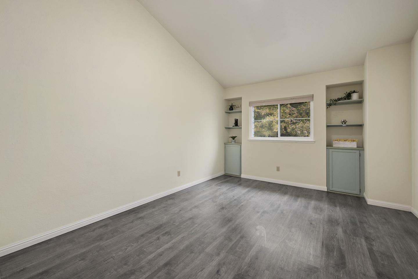 1800 Parkview Green CIR