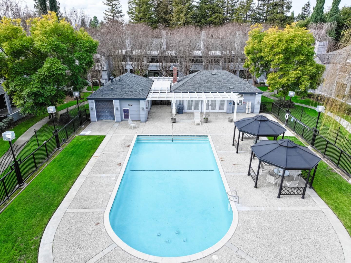 1800 Parkview Green CIR