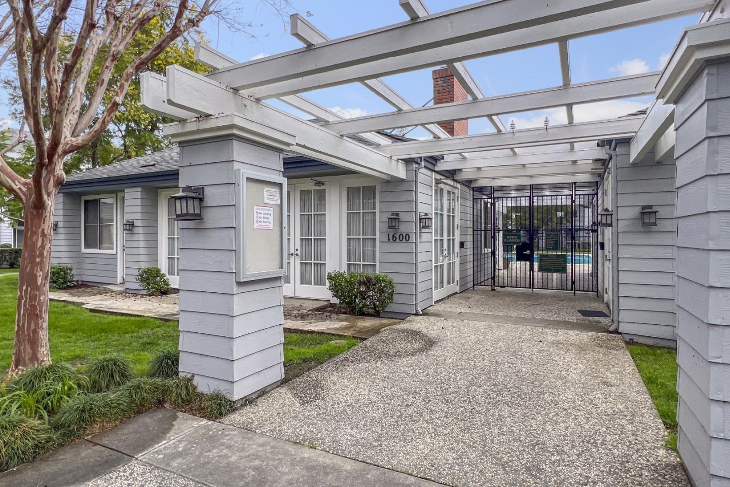 1800 Parkview Green CIR