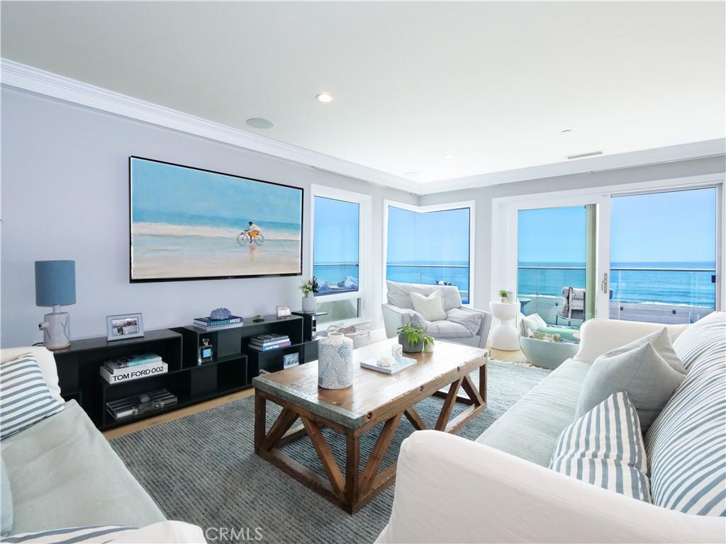 808 The Strand