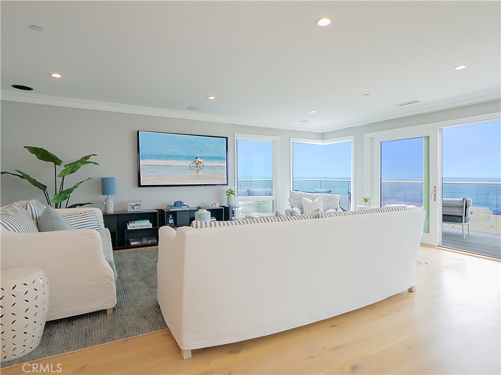 808 The Strand