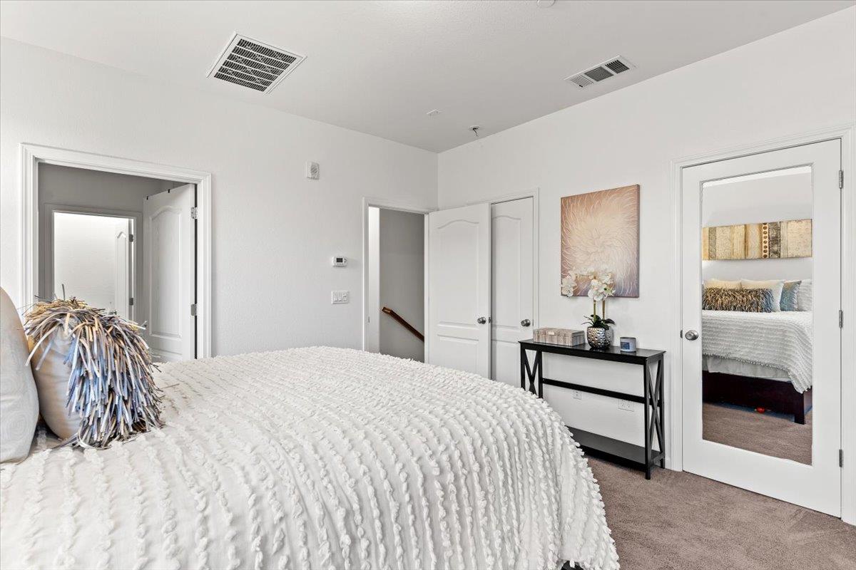 323 Flinder PL