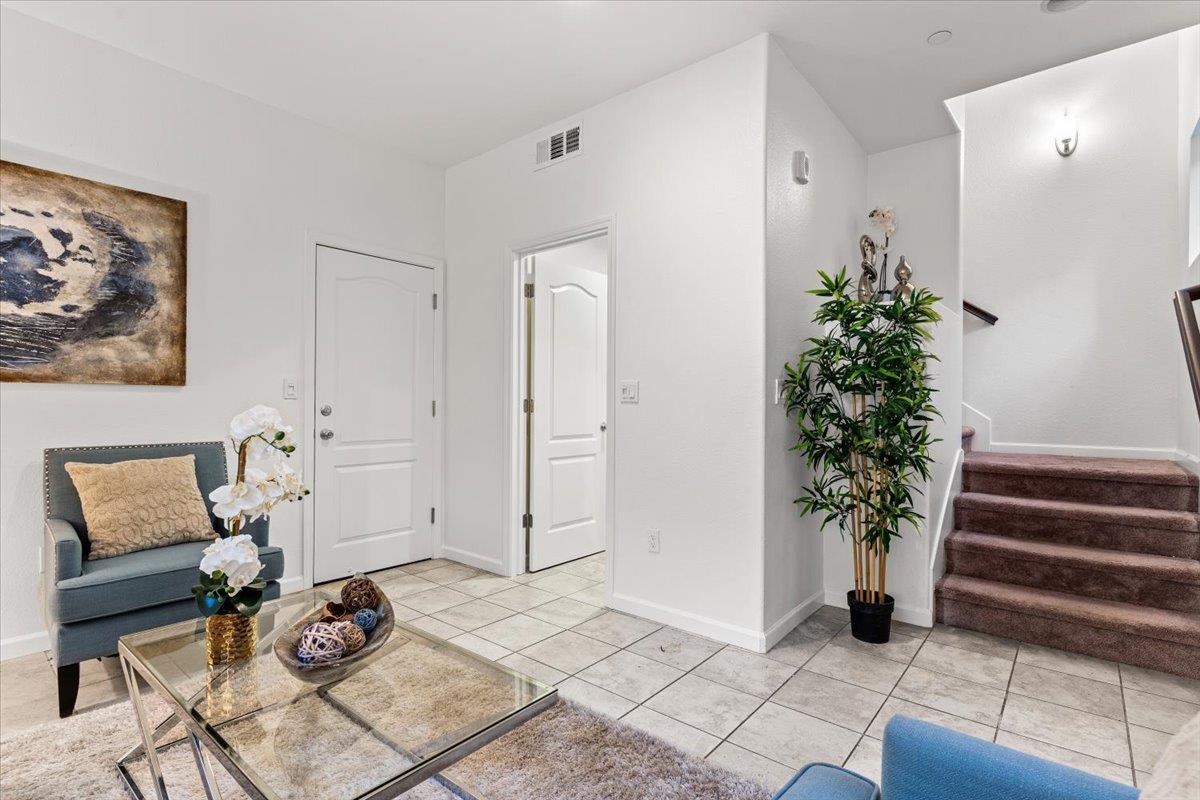 323 Flinder PL