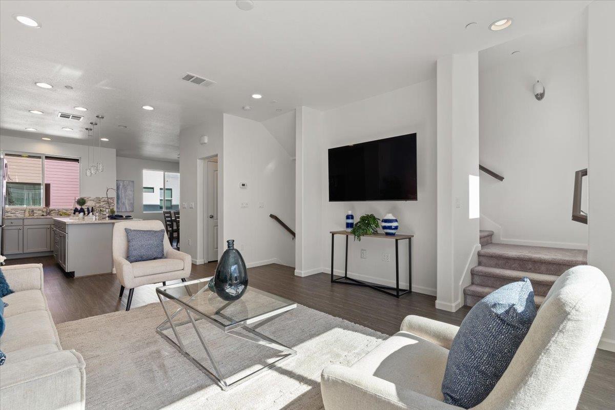 323 Flinder PL