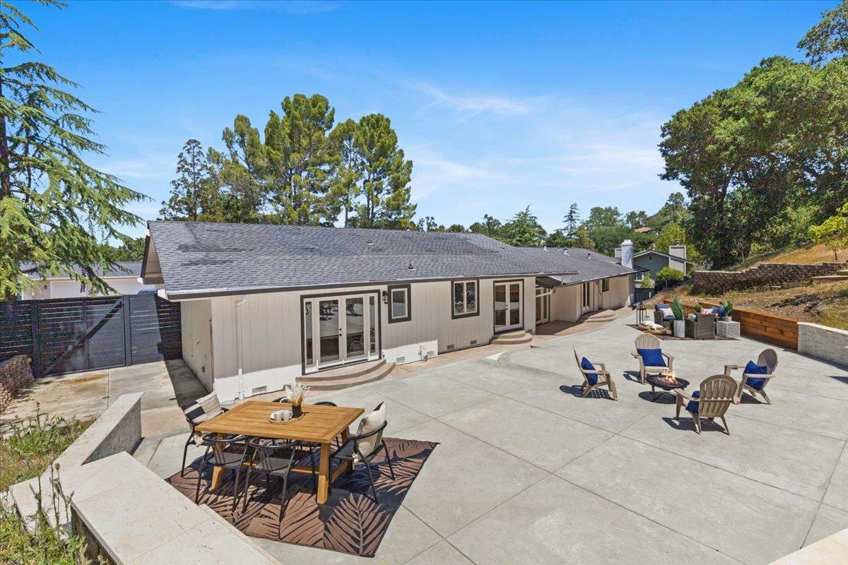 7090 Wooded Lake DR