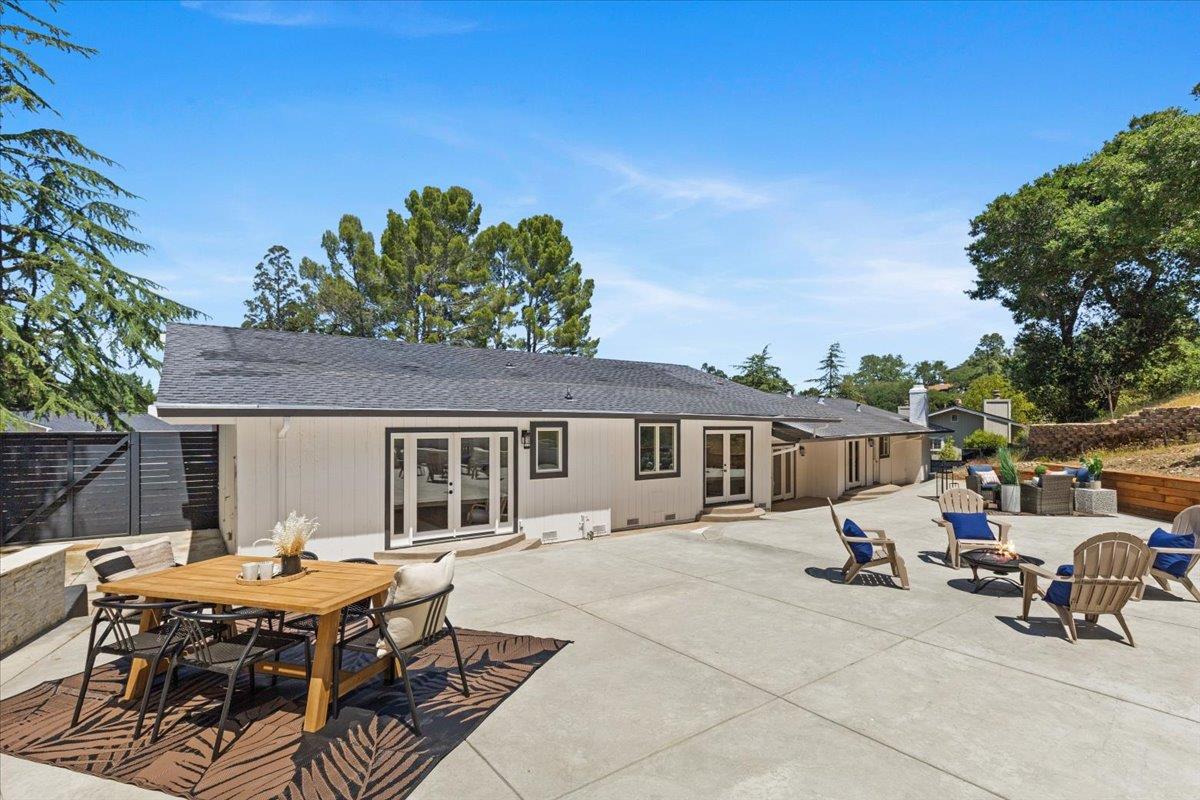 7090 Wooded Lake DR