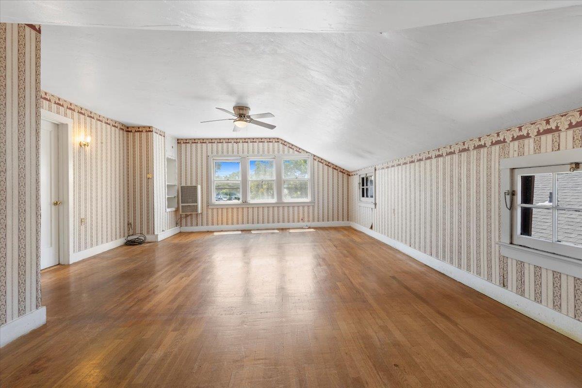 82 Hollywood AVE
