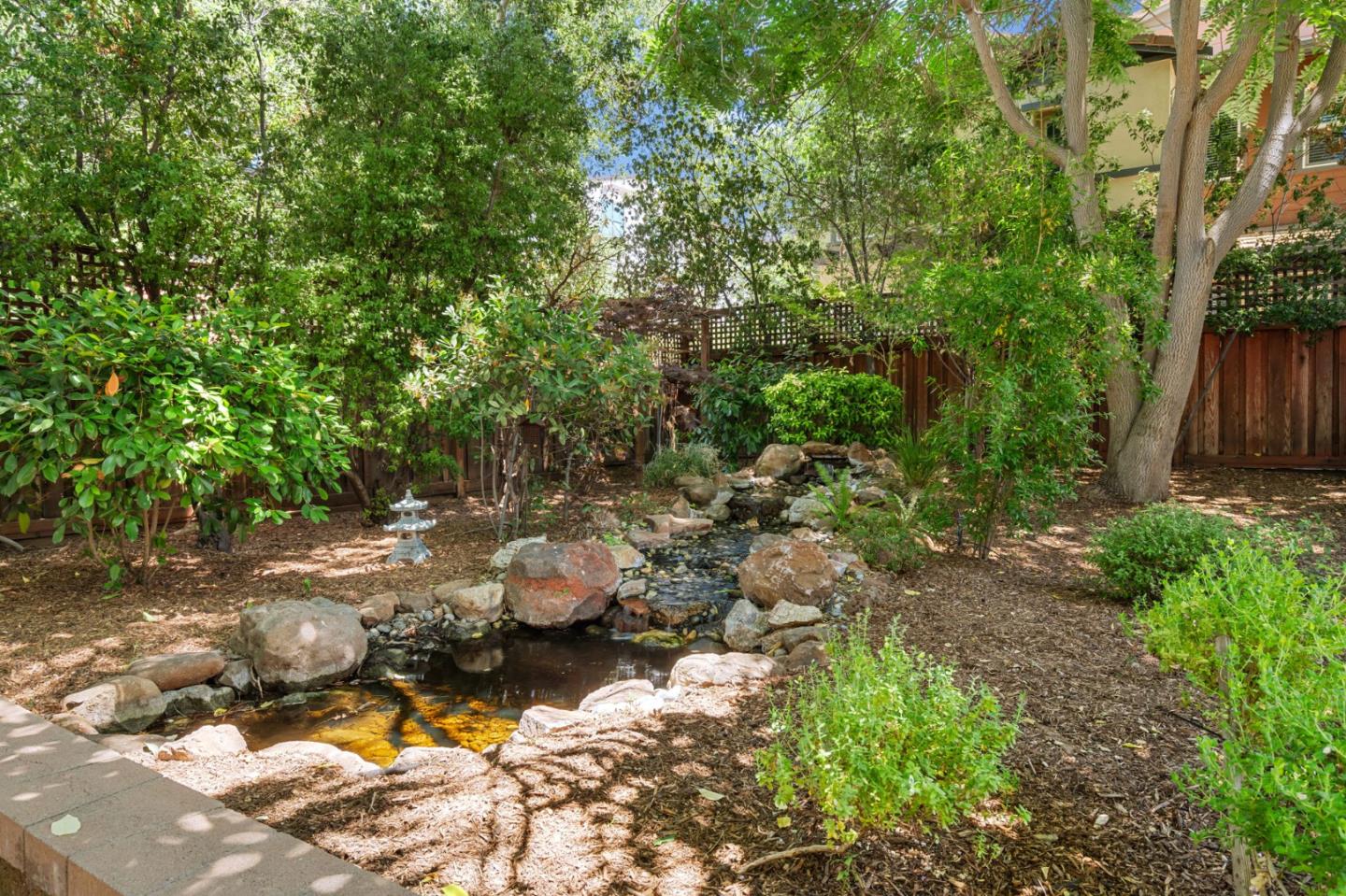 921 Sherwood AVE