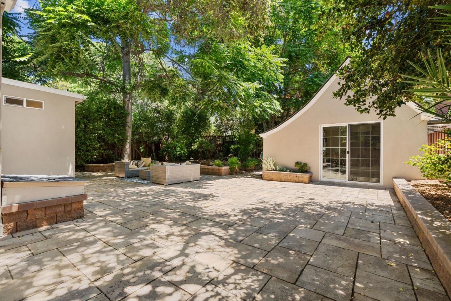 921 Sherwood AVE