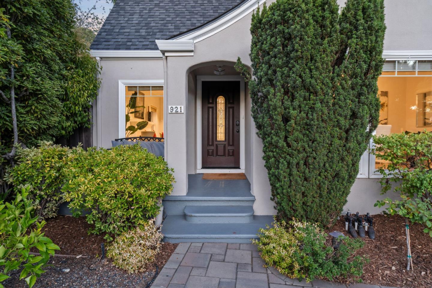 921 Sherwood AVE