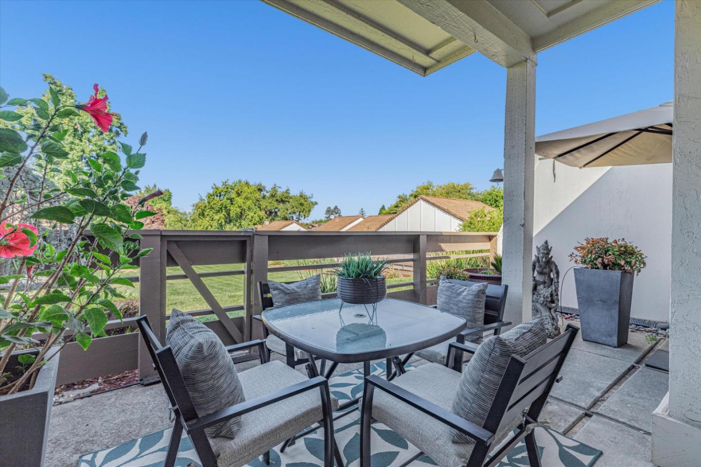6124 Montgomery CT