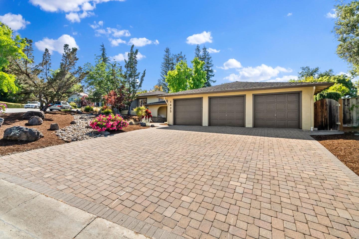 1425 Cedar PL