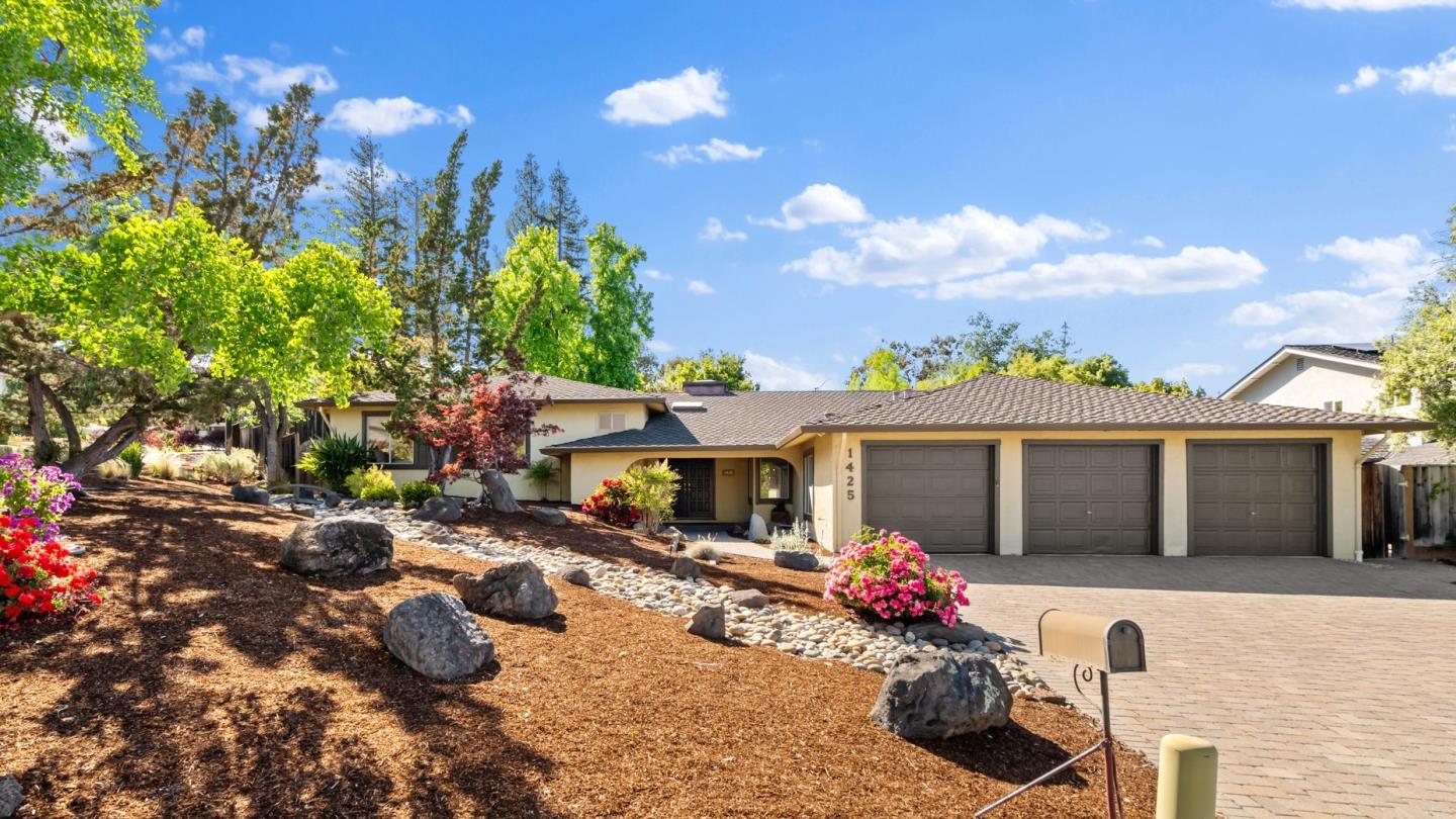 1425 Cedar PL