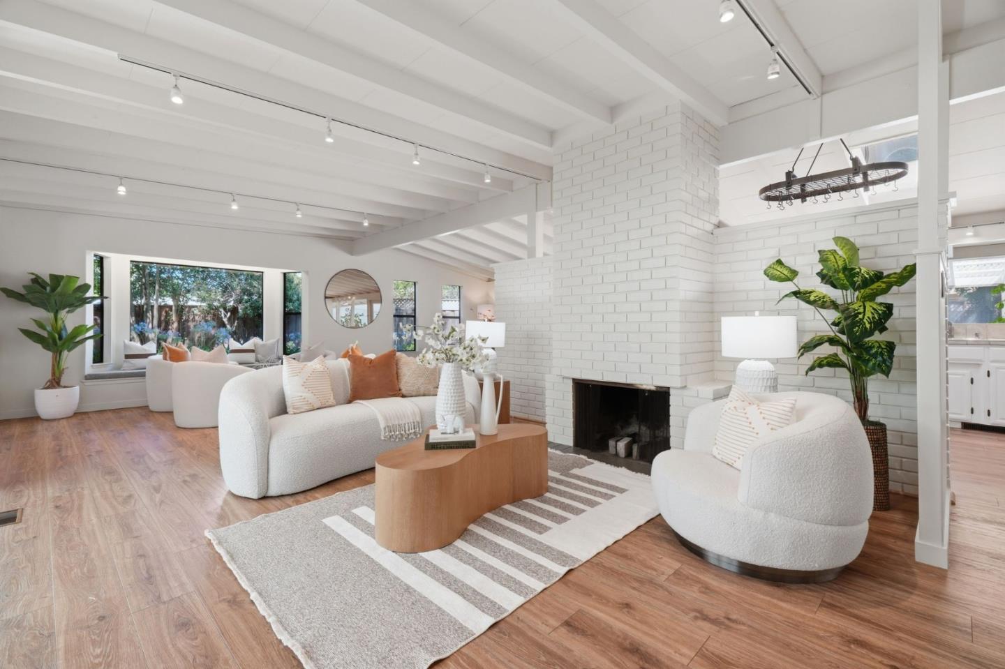 887 Loma Verde AVE